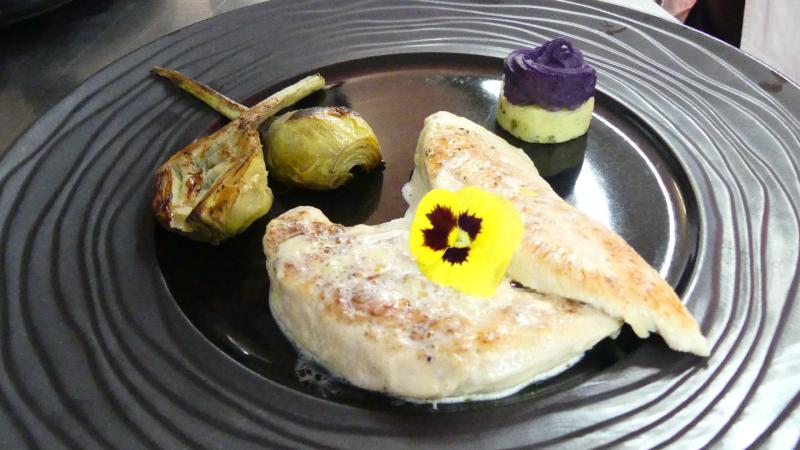 Truffle creamy chicken fillet, artichok hart and mashpotatoes bicolor
